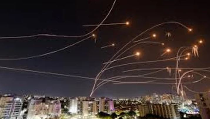 Irán lanzó unos 100 misiles hacia Israel, que desplegó la Cúpula de Hierro