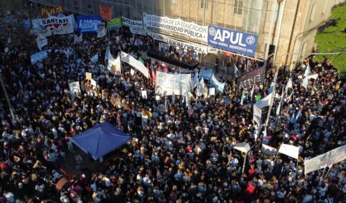 Multitudinaria marcha en Santa Fe en defensa de la educación pública universitaria