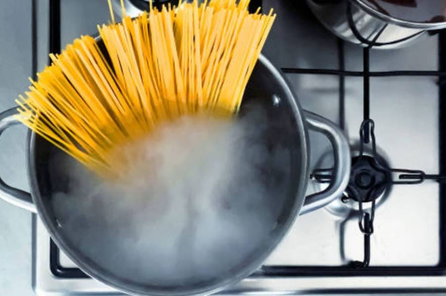 El truco para evitar que se desborde la olla al hervir pastas o arroz