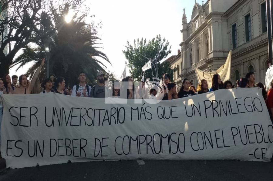 Ruidazo de estudiantes y docentes por la ratificación del veto
