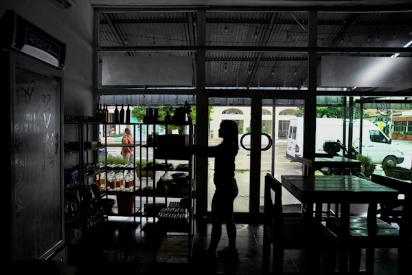 Apagón nacional cubano: ordenan paralizar el trabajo estatal no esencial