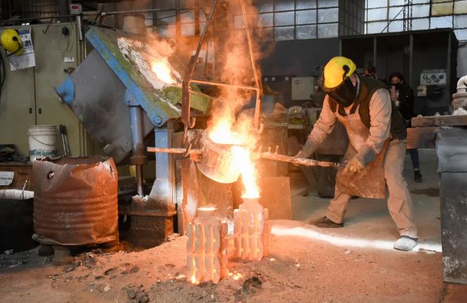 La actividad económica bajó 3,8% interanual durante agosto, informó el Indec