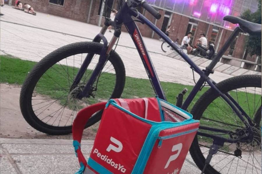 Un grupo de adolescentes asaltaron a un cadete y le robaron la bicicleta