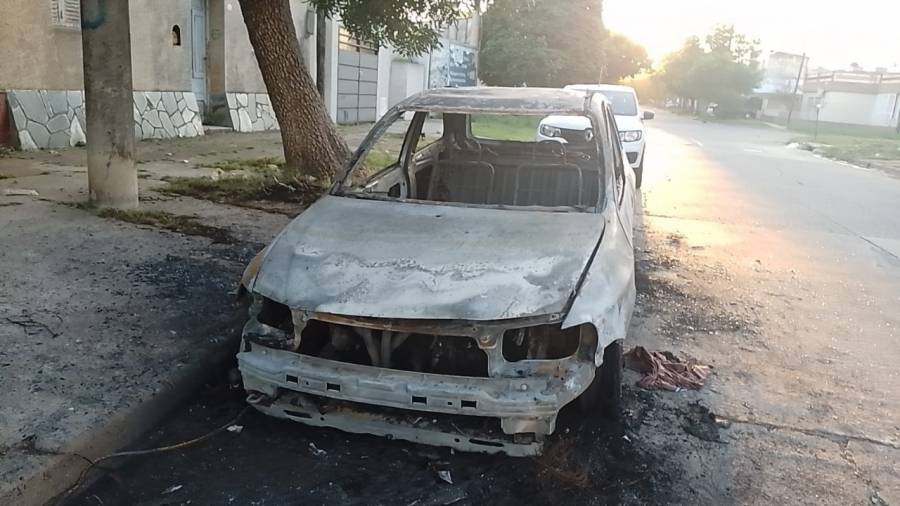 Le quemaron el auto a un policía