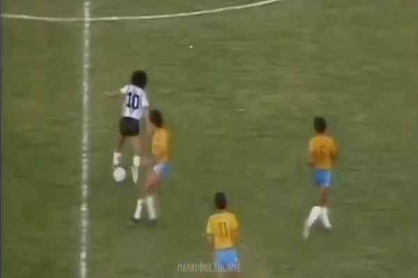 El video viral de Maradona a los 20 años