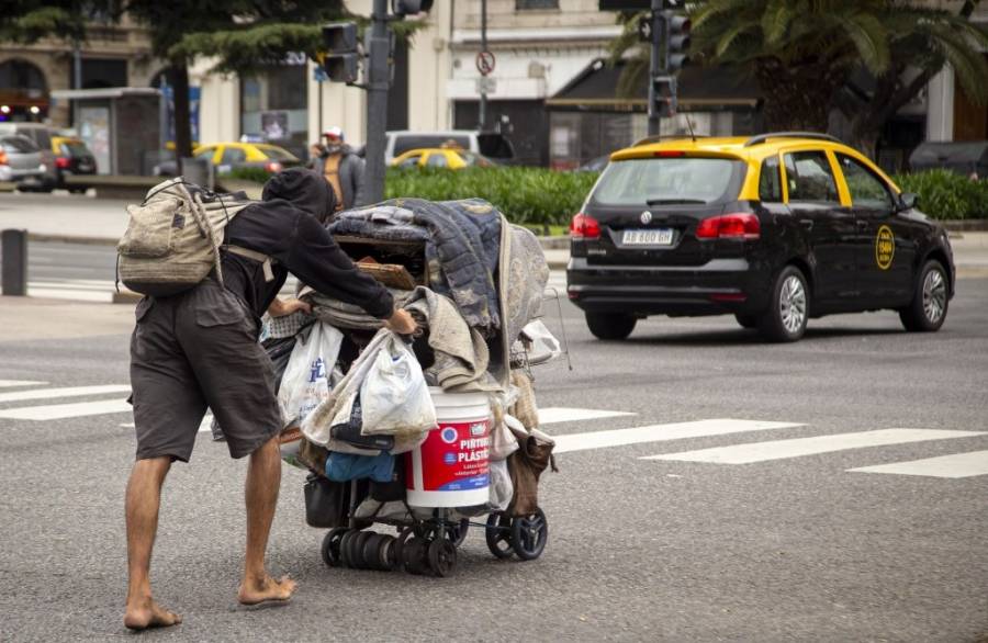 Tras el pico del primer semestre, aseguran que la pobreza se redujo al 49% entre mayo y octubre
