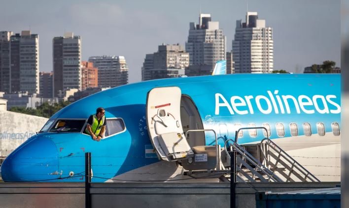 Milei sobre Aerolíneas Argentinas: “O se cierra o se privatiza, pero no va a seguir en manos del Gobierno