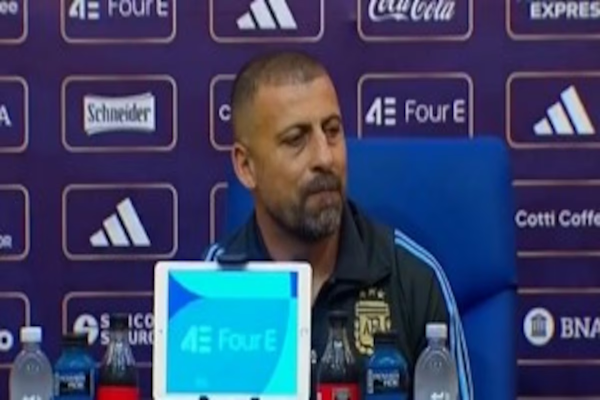 Walter Samuel reemplazó a Scaloni en la conferencia