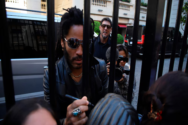Buenos Aires: Lenny Kravitz firmó autógrafos y se sacó fotos con sus fans