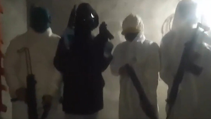 Encapuchados y armados, narcoterroristas amenazaron en un video a Bullrich, a Pullaro y a fiscales de Rosario