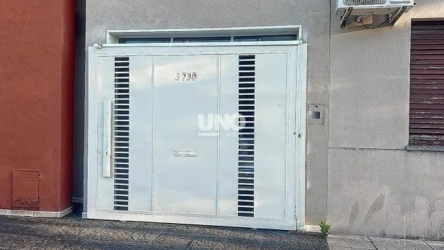 Una mujer de 73 años murió al caerle encima el portón de su cochera