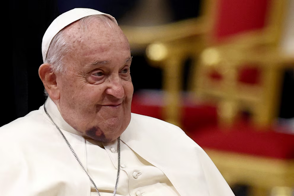 El papa Francisco sufrió un golpe en el rostro