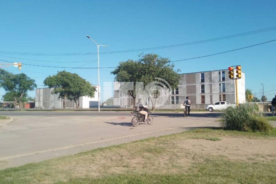 Pescaba con su familia y le dispararon para robarle la moto