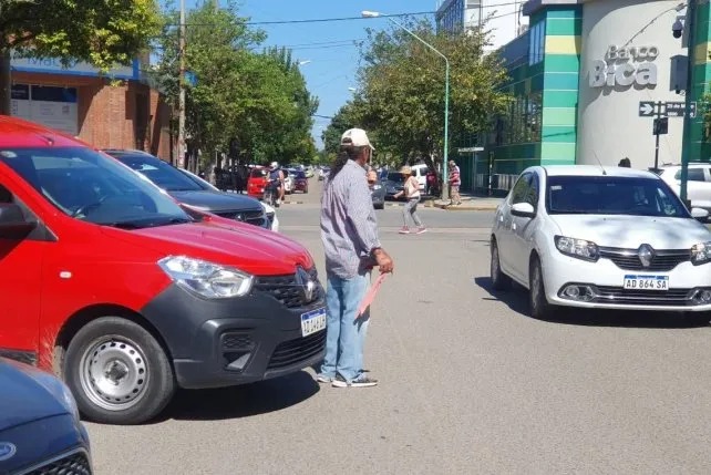 Aprobaron una ordenanza que prohíbe la actividad de cuidacoches y limpiavidrios