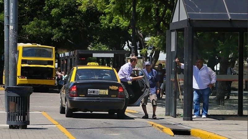 Taxis: habrá aumento “paliativo” de tarifa antes de fin de año 