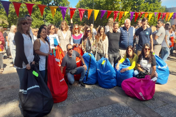 Se entregaron 2500 kits deportivos a escuelas de toda la provincia 
