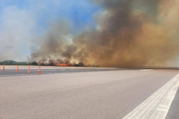 Los Ángeles: vientos intensos imposibilitan la tarea de bomberos