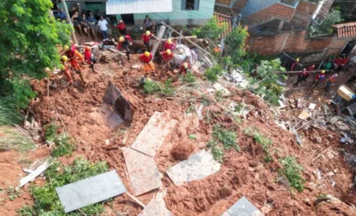 Al menos diez muertos y tres desaparecidos tras deslizamientos de tierra en el sureste de Brasil