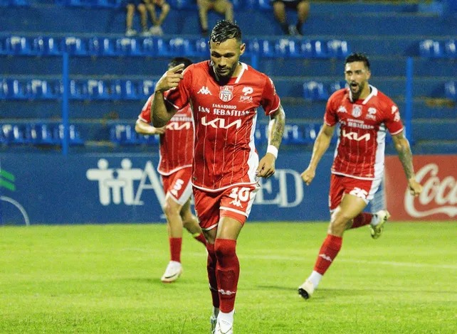 Quién es el goleador paraguayo que suena en Colón