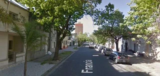 Una joven se despertó con tres ladrones en la pieza 