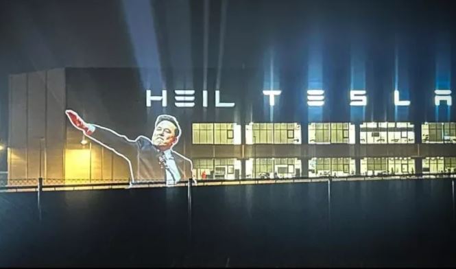 Proyectaron el polémico saludo de Elon Musk en el frente de su fábrica Tesla en Berlín