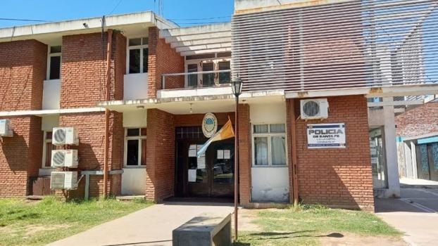 Buscan a un preso que se escapó tras ser esposado a un banco de una comisaría