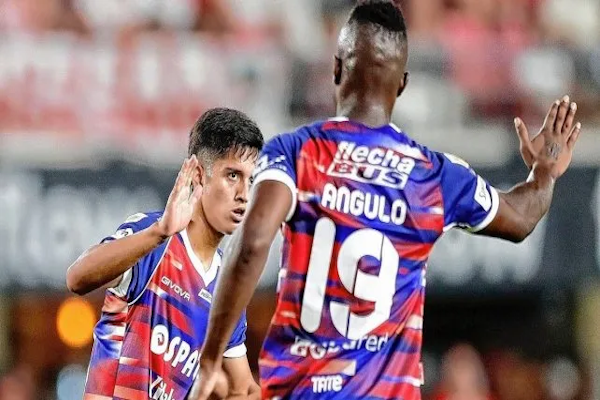 José Angulo deberá ser operado en una de sus rodillas