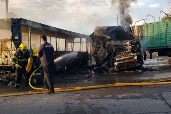 Se incendió un micro que transportaba a más de 40 chicos