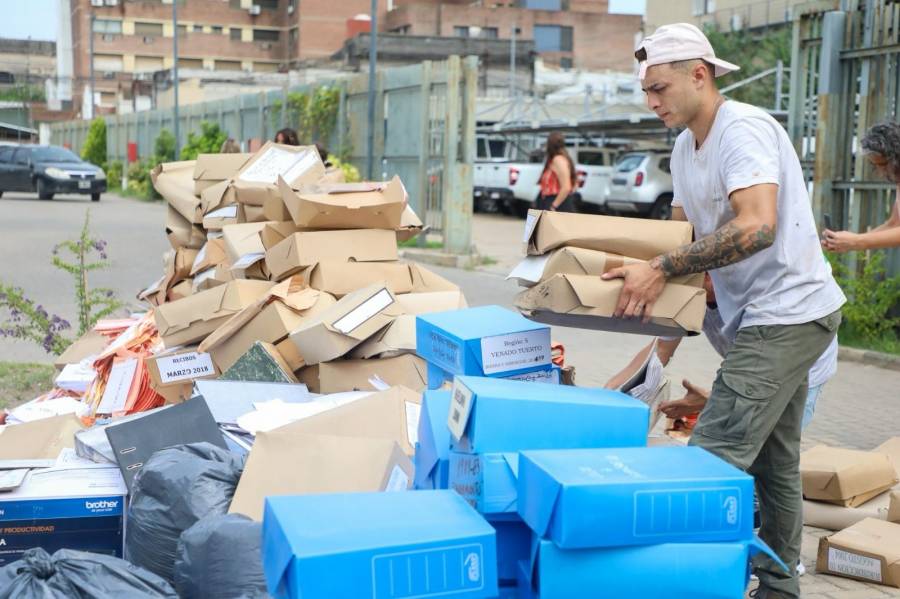El Gobierno ya descartó 70 toneladas de papel en toda la administración