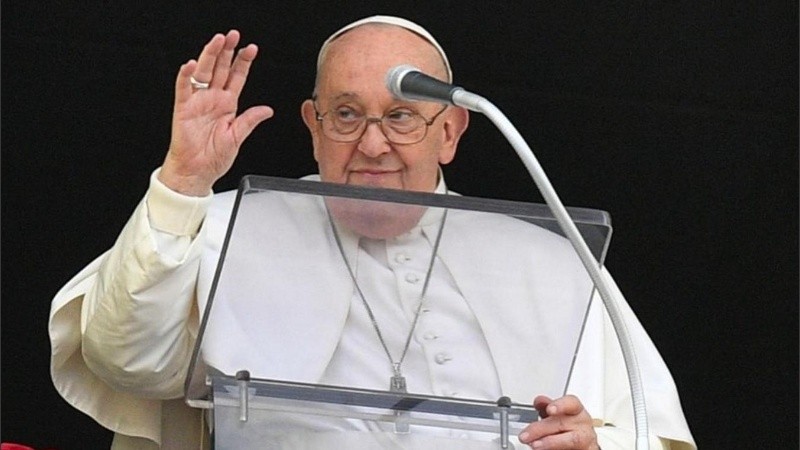 El Papa dejó de leer en una homilia, agobiado por la falta de aire