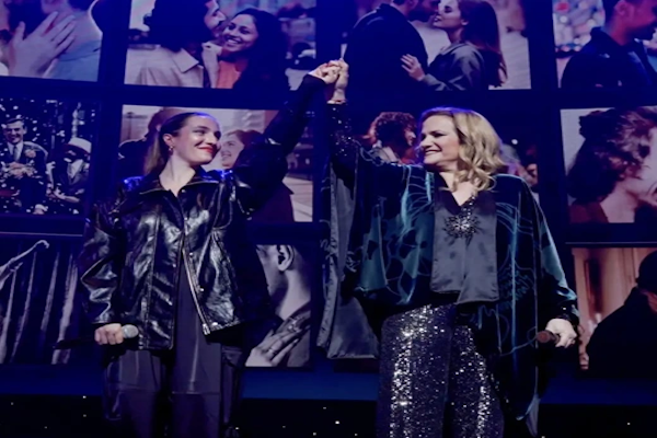 Miami: Lucía Galán canta junto a su hija