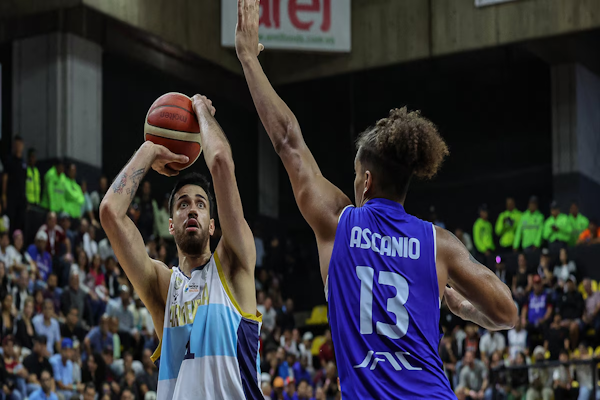 La selección argentina de básquet perdió 67-64 ante Venezuela