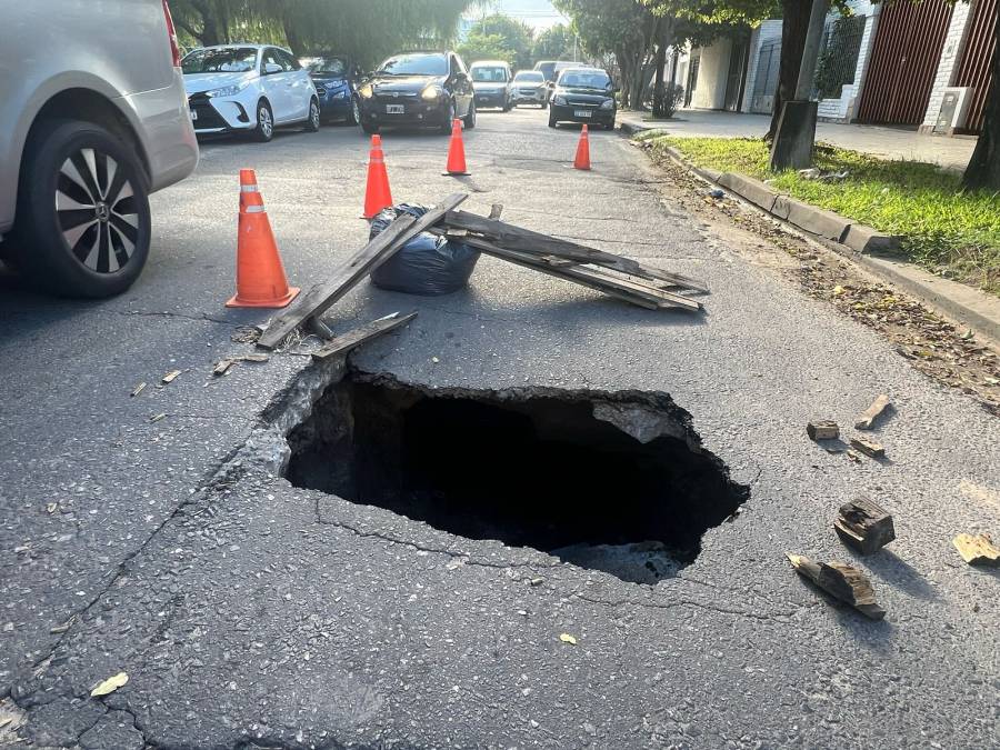 Se rompió el pavimento y se formó un profundo socavón