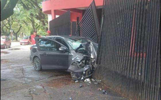 Un auto se incrustó en las rejas del Coloso tras un siniestro vial