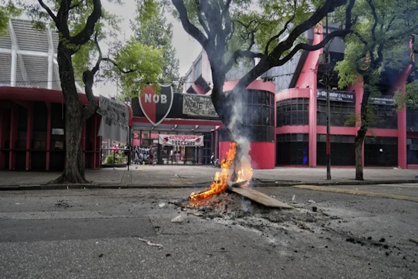 Hinchas de Newell ´s tomaron el club a la espera de la renuncia de Astore