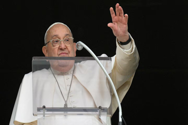 El papa Francisco está “estable” con pronóstico “reservado”