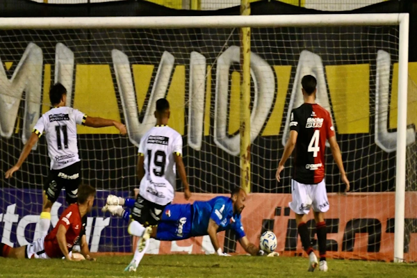 Colón perdió el invicto y se quedó sin punta con un polémico árbitraje