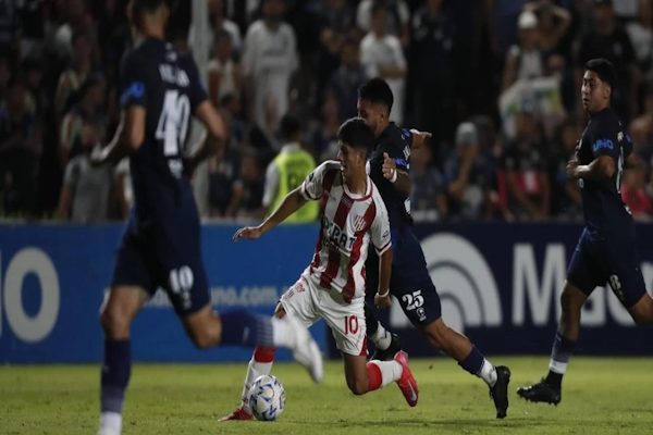 Dura derrota de Unión, con uno más, no pudo ante Independiente Rivadavia 
