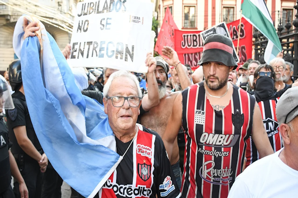 Los jubilados marchan al Congreso con respaldo de las hinchadas