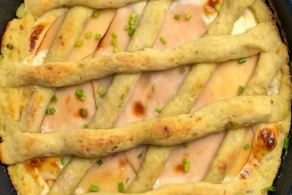 Pasta frola de fiambre y queso con masa de papas