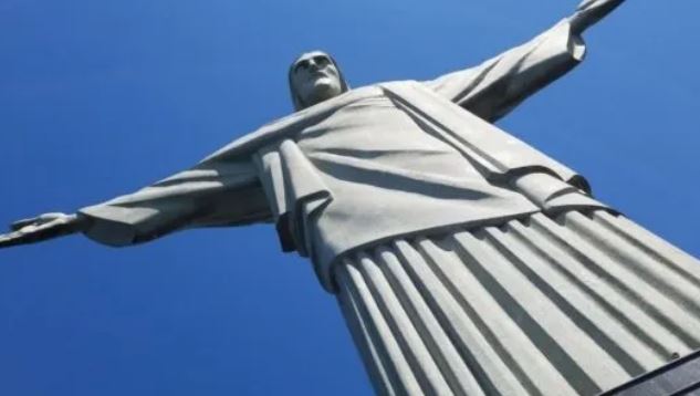Tragedia en Brasil: un turista murió mientras subía las escaleras del Cristo Redentor