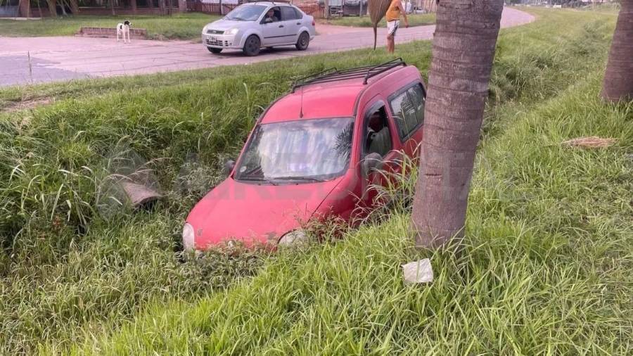 Perdió el control y cayó con su camioneta al zanjón de Aristóbulo del Valle