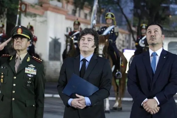 Frente a los Granaderos, Javier Milei llamó 