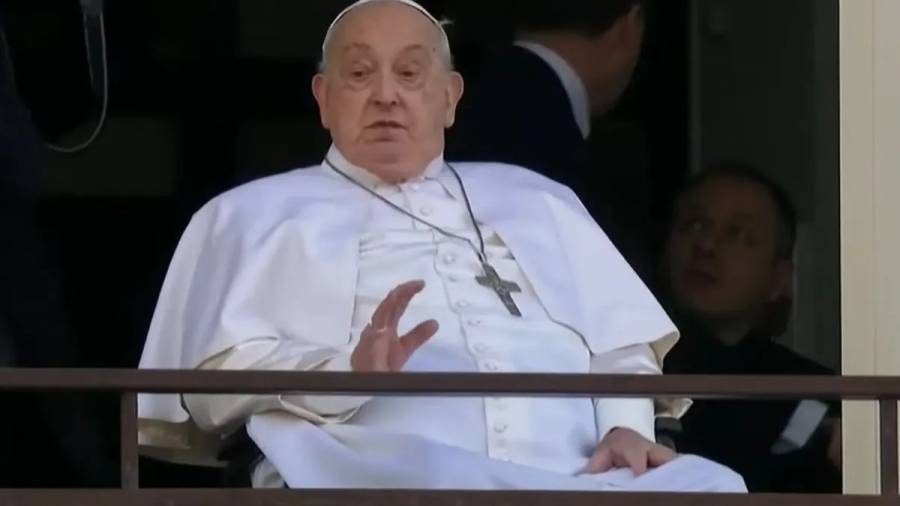 El papa Francisco fue dado de alto y saludó a sus fieles desde el hospital