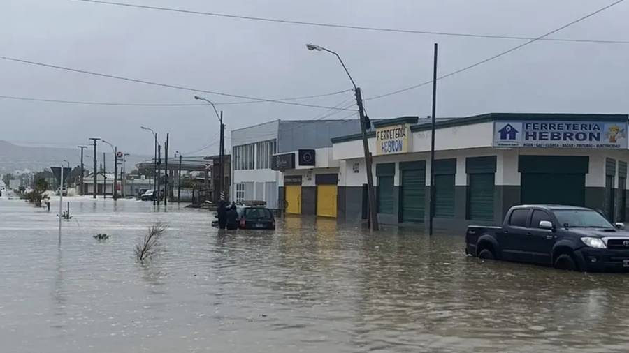 Un fuerte temporal en Comodoro Rivadavia dejó inundaciones, aludes y daños en el Hospital Regional