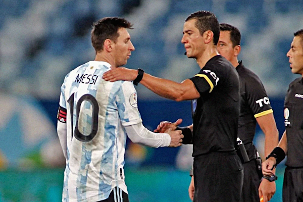 El polémico historial del árbitro de Argentina-Brasil