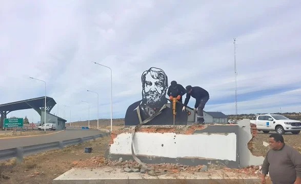 El intendente de Río Gallegos, tras la destrucción del monumento de Osvaldo Bayer: “Es de mucha pobreza intelectual”