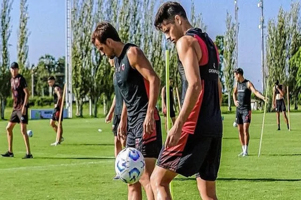 Pata Pereyra prepara dos cambios en Colón