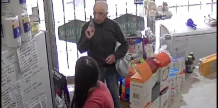 Un jubilado de 80 años asaltó a punta de pistola una dietética