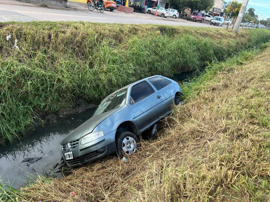 Un auto cayó a un zanjón en el norte de la ciudad